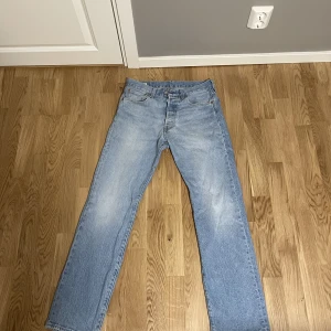 Levis 501 - Ett par ljusblåa Levis 501 i storlek 31/32. Knappt använda och inga skador. 