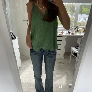 Zadig & Voltaire linne - Jättesnyggt linne från Zadig som inte kommer till användning längre. Knappt använd! Storlek M men passar fint på mig som brukar ha XS/S. Nypris är ca 2300kr