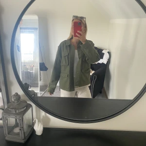 Gina tricot vår jacka  - Helt oanvänd grön jeans jacka från Gina tricot med lappen kvar då jag redan har en liknande. Köpt på barnavdelningen i storlek 158/164 och motsvarar strl XS\S och är over sized. Jättefin och passar nu till vår/ sommaren. köpt för 400 säljer för 300 ❤️‍🔥