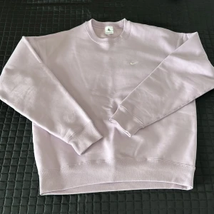 Nike Solo Swoosh Crewneck - Nike Solo Swoosh Crewneck Lila Endast använd en gång Storlek Medium