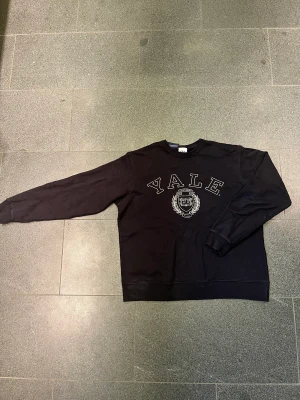 YALE University - Jag säljer nu en oversized YALE University tröja från Zara i storlek Large.