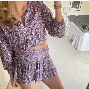 Super fint sett  - Säljer den slutsålda  kjolen och tröjan som ett sett 💘