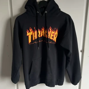 Hoodie  - Thrasher hoodie svart lite urtvättad men väldigt Nice skulle jag säga. Storlek s