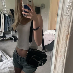 Noella väska❤️ - Hej säljer denna slut snygga noella väska perfekt till sommaren!, använd cirka 2-3 gånger helt i ny skick, köpt för 799kr säljer för 499kr❤️kontakta på dm för fler bilder osv❤️