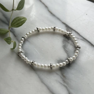 Armband - Armband gjord av mig. Ha inte i vatten!  Frakten kostar 15kr och inte 29. 