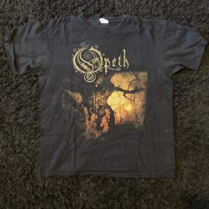 Officiell merch från svenska progmetal bandet Opeth. Riktigt snygg passform och coolt tryck på ryggen