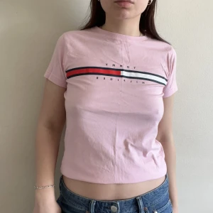 Tommy Hilfiger t-shirt - Rosa babytee från Tommy Hilfiger. Fint skick!