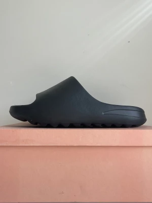 Slippers  - Svart oanvända slippers i strl 41. Påminner om Yeezys. 