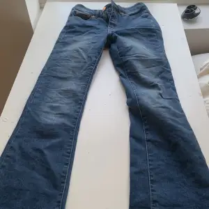 Mörkblå jeans från Cubus i storlek 34. Använda några gånger men hela och rena. Relativt nya. Frakten ingår ej i priset. 
