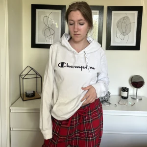 Tröja - CHAMPION - Som ny. Använd ett fåtal gånger. Tyvärr för liten på mig. (Bild på min kompis)