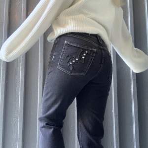 Säljer dessa as coola jeans som inte kommer till så mycket användning! De är i en grå/svart färg och har så många snygga detaljer, både bak och fram💓