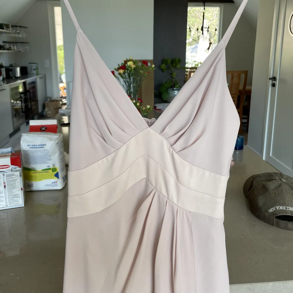 Säljer en jätte fin rosa balklänning. Använd en gång. Pris kan diskuteras men köpte den för 900 kr.Den har en liten fläck som knappt syns, men bra att veta om innan man köper annars jättefint skick. Skriv för fler bilder💞Köpare står för frakten.. Klänningar.