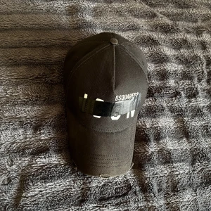 Dsquared2 keps - Daglig använd men i bra skick fortfarande 