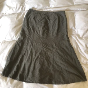 Armégrön minikjols strl 48 - Midikjol, i gott skick, från Lindex. 86cm i midjemått å 84cm lång. Köparen står för frakten. Dma gärna vid frågor eller funderingar!