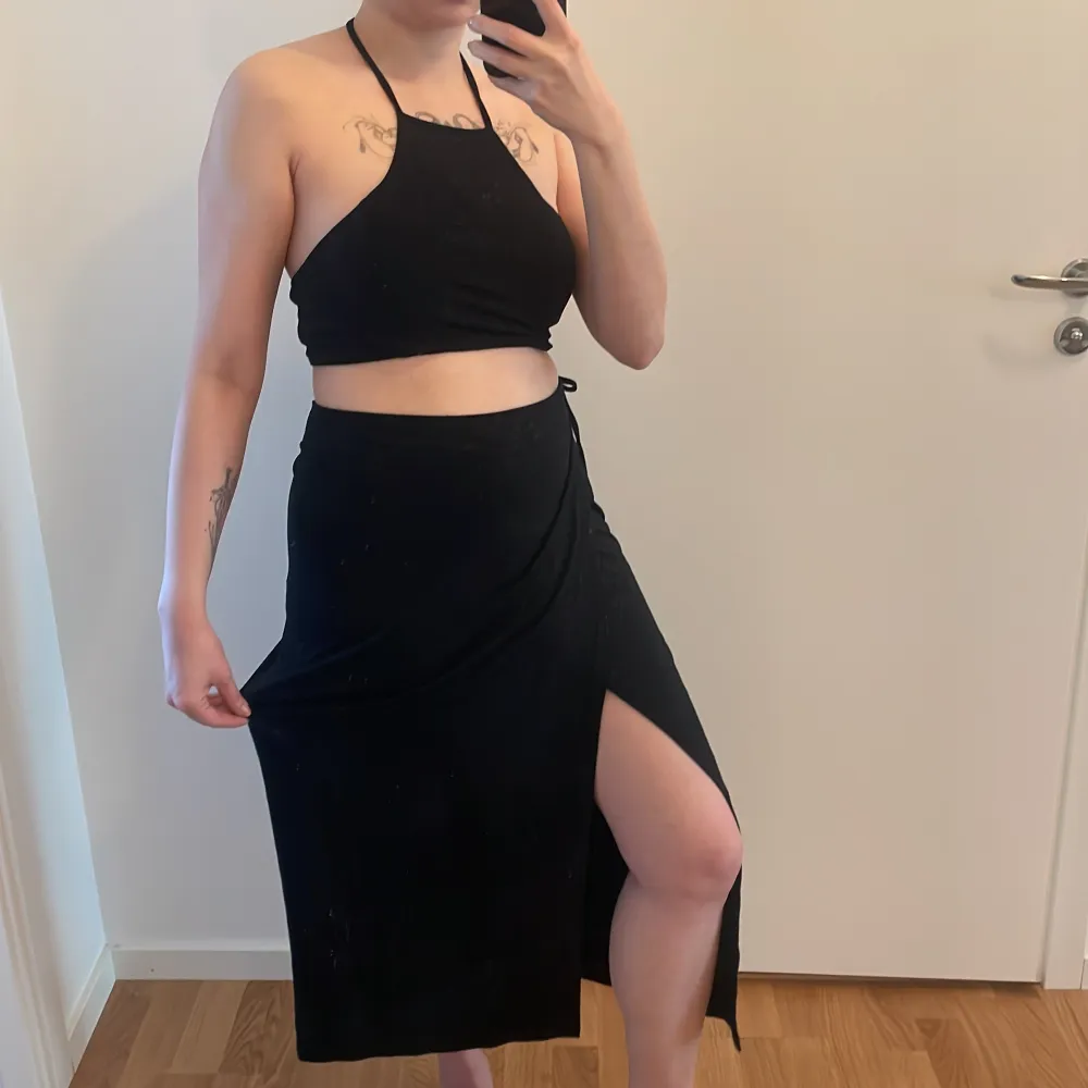 Size is M - see the image for more info. The top comes with bra pads. You will need to tied the skirt with the strings provided alongside with the skirt. Didn’t wear it at all after buying it. As good as new.. Klänningar.