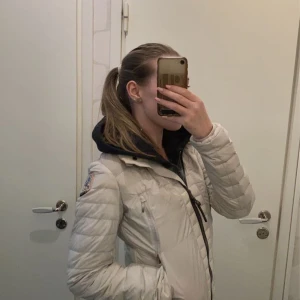 Parajumer jacka! - Super snygg vår jacka ifrån parajumer!! Aldrig använd, i väldigt bra skick! Älskar verkligen den men den har aldrig kommit till användning vilket är anledningen till att jag valt att tyvärr sälja!! Orginal pris : 4299 kr.