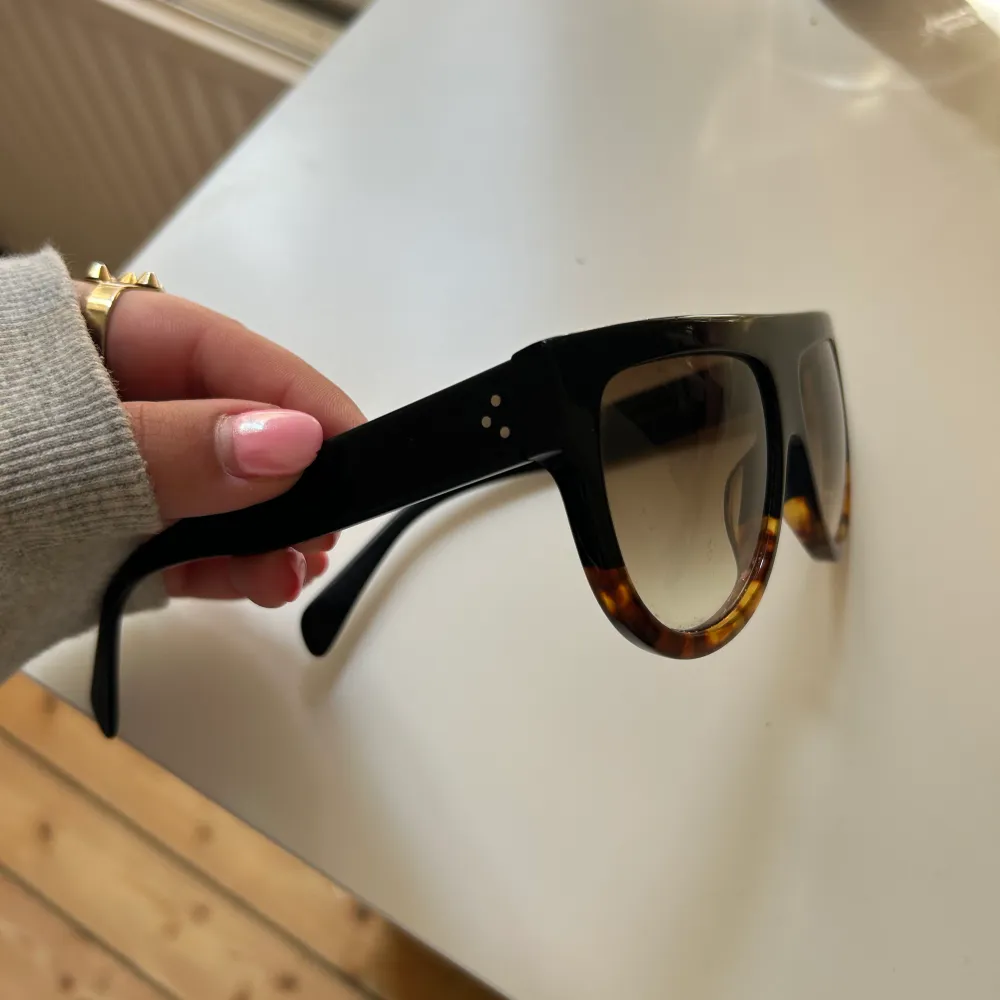 Supersnygga solglasögon från Celine, box finns tyvärr inte men dom är i väldigt fint skick ☺️. Accessoarer.