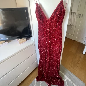 Röd klänning - Jättefin helt oanvänd röd paljettklänning! Storlek M/L. Jag är 171cm och har klackar på bilden😊