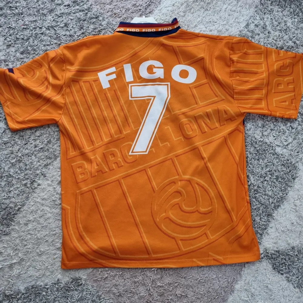 En Luis Figo tröja när han spelade i barcelona,jätte bra kvalite!! (Pris kan diskuteras vid snabbaffär). T-shirts.