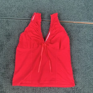 röd topp - har ingen tag men är stretchig så kan nog passa xs-m