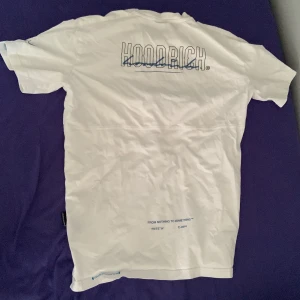 Hoodrich t-shirt - Köptes i mars och har använts i ungefär 2 veckor är i bra skick Säljs för 200 men kan diskutera pris i Dm 