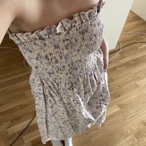 Blommig lång klänning - Super söt lång klänning. Jag är 170 cm lång för referens. Storlek M dock insydd upptill för att passa S