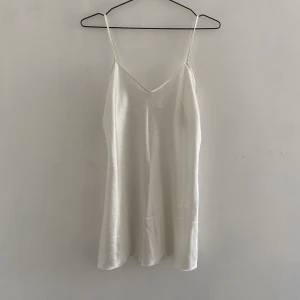 NATTLINNE SATIN - nattlinne i satin från en spansk märke. strl xxs/xs