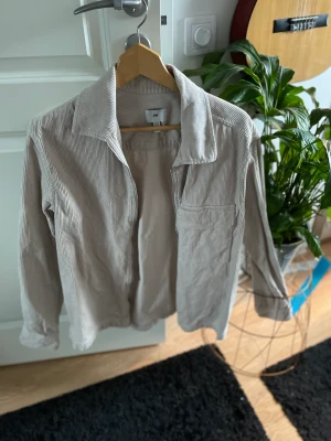 Overshirt - Overshirt från hm riktigt fin. Köpt för 300 kr mitt pris 100 kr. Perfekt nu till sommaren eller till höst/vår. 