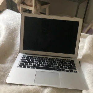 MacBook Air  - Säljer min fina MacBook Air (2015) jättefint skick och inga skador. Perfekt till pluggdator. Säljer då jag ska flytta hemifrån💕