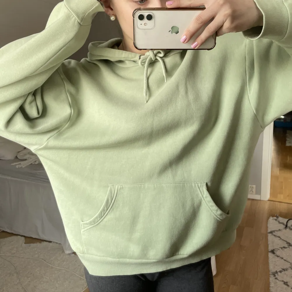 Säljer denna supermysiga hoodie då den inte kommer till användning längre. Superfint skick! Pistasch färgad💚. Hoodies.