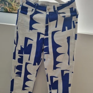 Jeans - Använd ett fåtal gånger, i bra skick. Det är stl 40 men de är inte stretchiga så jag skulle säga att 38 är rimligare😊