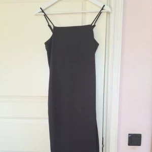 Svart maxiklänning - Stretchig svart maxiklänning från H&M i storlek XS. Passar även en storlek S. Pris. 100kr + frakt. Endast provad vid ett tillfälle. Betalning sker via SWISH och jag skickar endast med post. Skicka PM vid intresse :)