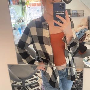 Svartvit rutig skjorta  - En cool bomullsskjorta som passar bra nu till sommaren. 