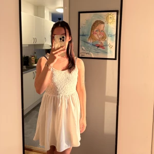 Vit klänning  - Söt klänning ifrån hm som inte kommer till användning. 🥰 Pris går att diskutera vid snabb affär ❣️