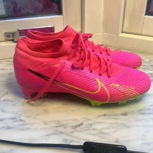 Fotbollsskor  - Detta är ett par helt nya fotbollsskor från Nike som är använda endast 2 gånger. Superskönt, sitter perfekt. Jag har storlek 38-39 i vanliga fall men i dessa är det 40🫶🏼 Skriv privat för mer bilder 