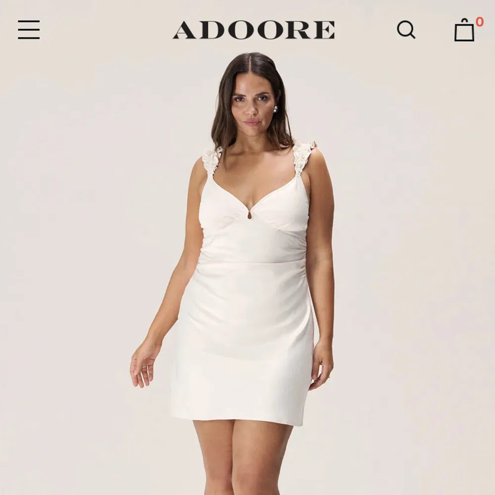 Intressekoll på denna off white klänningen från Adoore! Perfekt till student. Inte ens testad då jag råkade beställa två :)) och returtiden gått ut Köptes för 1195kr. Klänningar.