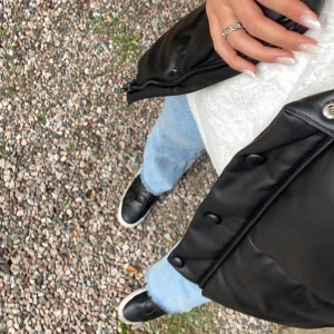 Calvin Klein Sneakers - säljer dessa fina Calvin Klein skor som jag inte får användning av längre. de är i väldigt fint skick då jag inte använt de så många gånger! nypris på dessa är 1095kr🫶🏽 skriv privat för fler bilder👌🏽