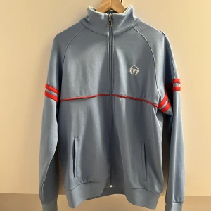 Sergio Tacchini Tracktop - Storlek XL.  Sparsamt använd, fint skick!  Vid frågor eller bud HMU❤️