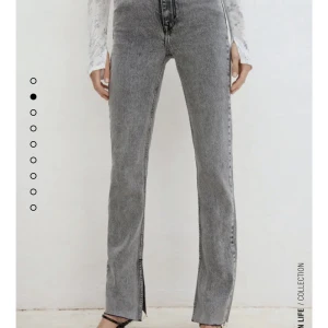 Jeans med slits  - Väldigt fina jeans med slits. Långa i benen passar mig (jag är 177cm) högmidjade