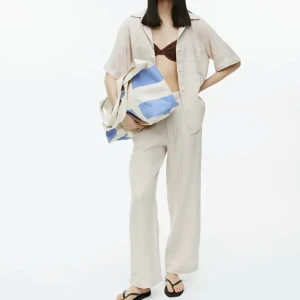 Set Linne - Ett beige set med skjorta och byxor i 100% linne, från ARKET. Säljes som set eller separat. Nypris för båda delar: 1080kr. Sparsamt använt. 