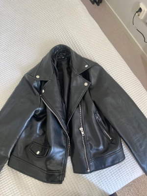 Bikerjacka  - Bikerjacka/skinnjacka från Asos, strl 40 men passar mig oversized (har strl xs/s)  Finns ett skav/märke på ärmen därav priset 