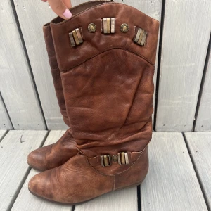 Bruna boots - Fina boots i bra skick, storlek 37. Skinn. Frakt tillkommer. Skriv för fler bilder.