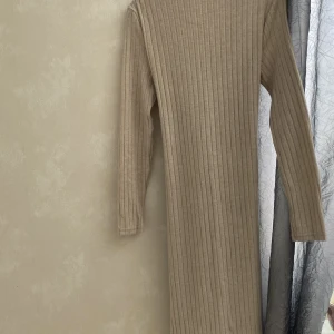 Stickad klänning  - Oanvänd stickad klänning 