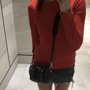 Zadig tröja  - Bra skick finns litet hål under armhålan nypris men absolut inget som märks! 4000 köpt i Zadig i marbella , kan byta  Skriv för fler bilder!❤️