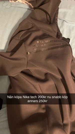 Säljer den här Nike tech hel ny - Har använt den i en vecka vill sälja den o köpa lv väska billigt