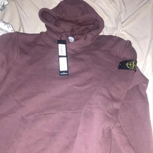 Stone island hoodie - S - Säljer en stone island hoodie som inte kommit till användning, passar inte i färgen. Inköpt på Illum i Köpenhamn Påse kvitto medföljer. Nypris 3299:- Vid frågor tveka inte att skicka ett meddelande. 