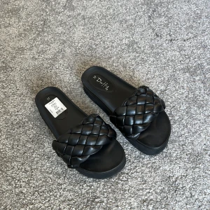 Duffy skor st 37 - Sommar skor i storlek 37, aldrig använda och i bra skick! Sulan på skon är ca 1,5 cm.