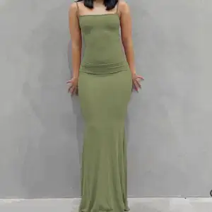 Säljer denna klänning fast i grön, helt oöppnad. Den kommer inte till användning. Det är storlek m men passar till xs och s ❤️