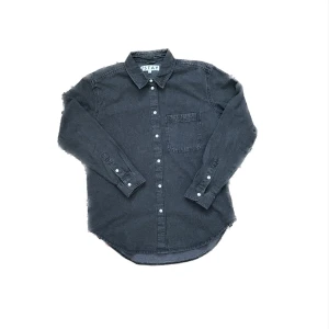 Skjorta  - Svart jeans skjorta med fina knappar! Den är i storlek S och knappt använd