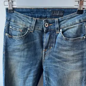 Ett par jeans från tiger of Sweden i storleken 26/34. Jeansen är använd vid få tillfällen dock har de en slitning ner till som visas på sista bilden.